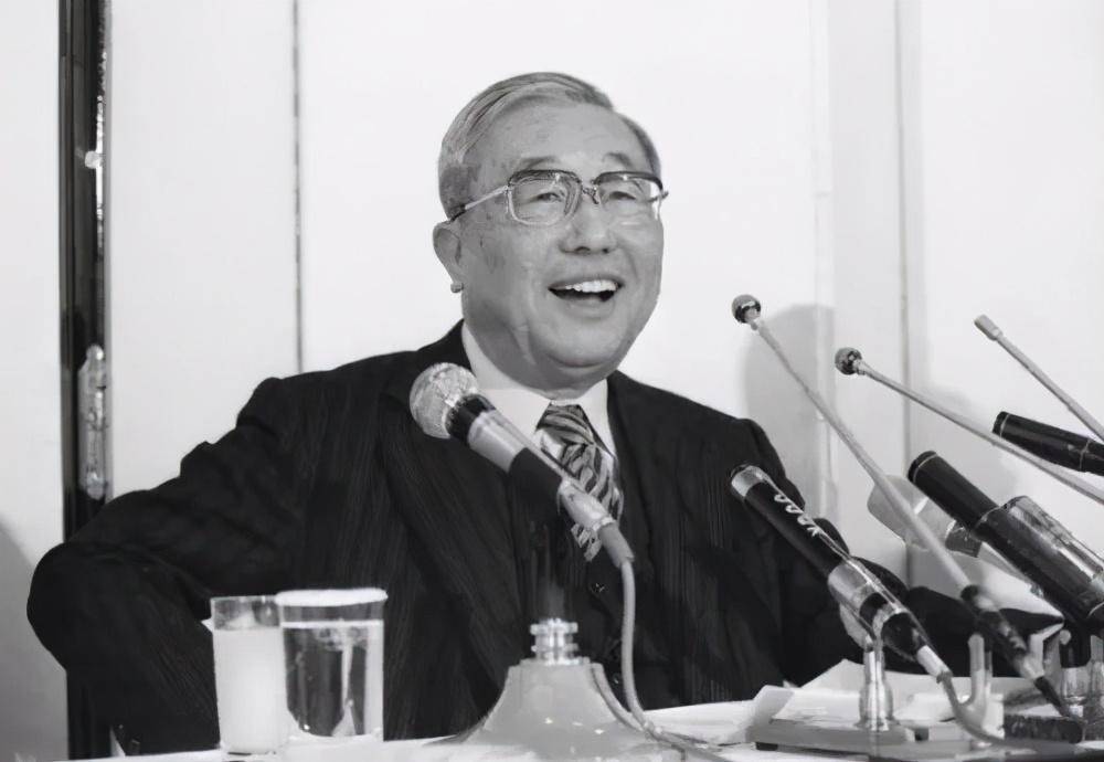 他，昔日青岛码头工人，缔造全球最会赚钱海运公司！