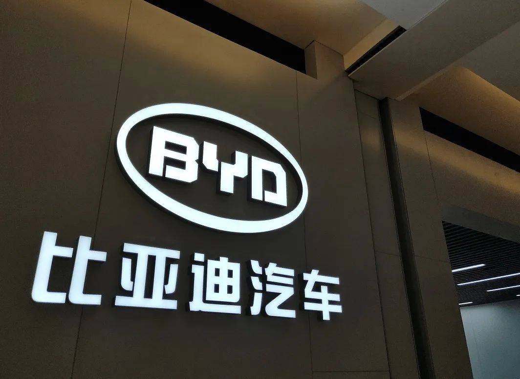 比亚迪一4S店突发大火，展厅汽车基本烧毁，大厅仅剩骨架！知情人士：怀疑是电路问题