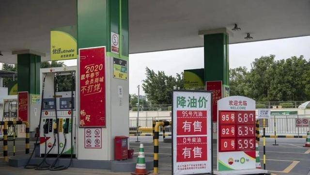 国际油价“触底反弹”大涨，什么情况？