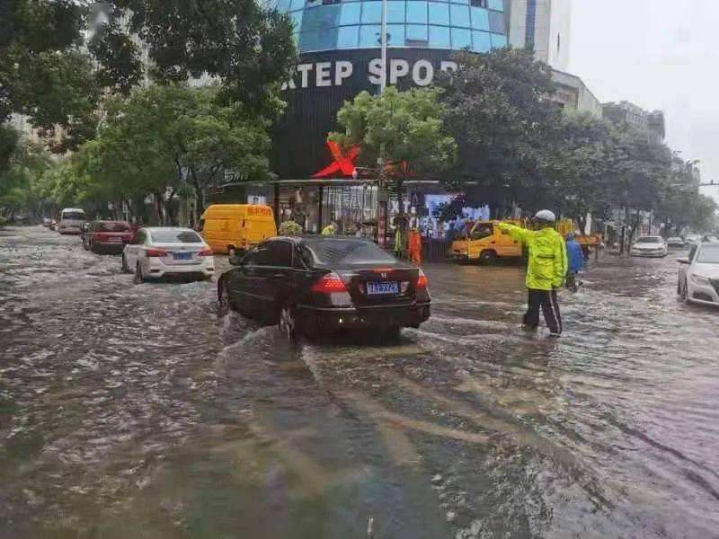 南昌暴雨城区多处积水 部分道路交通中断