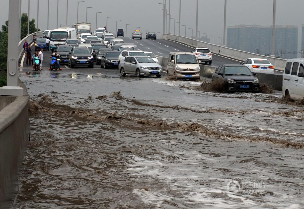 南昌暴雨城区多处积水 部分道路交通中断