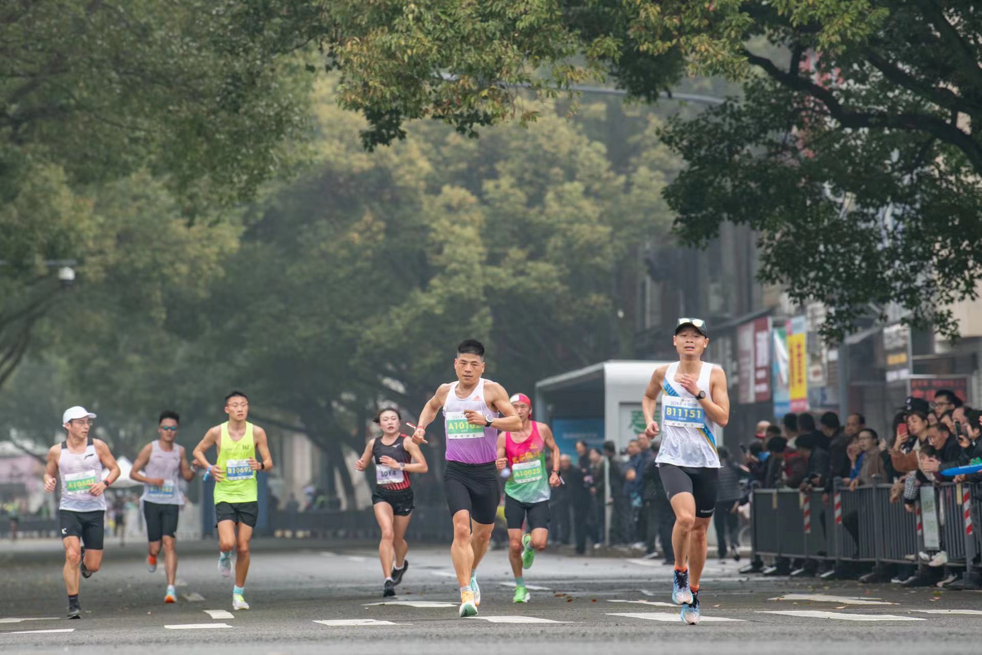 2万名跑者竞逐2024深圳马拉松 完赛率97.41%