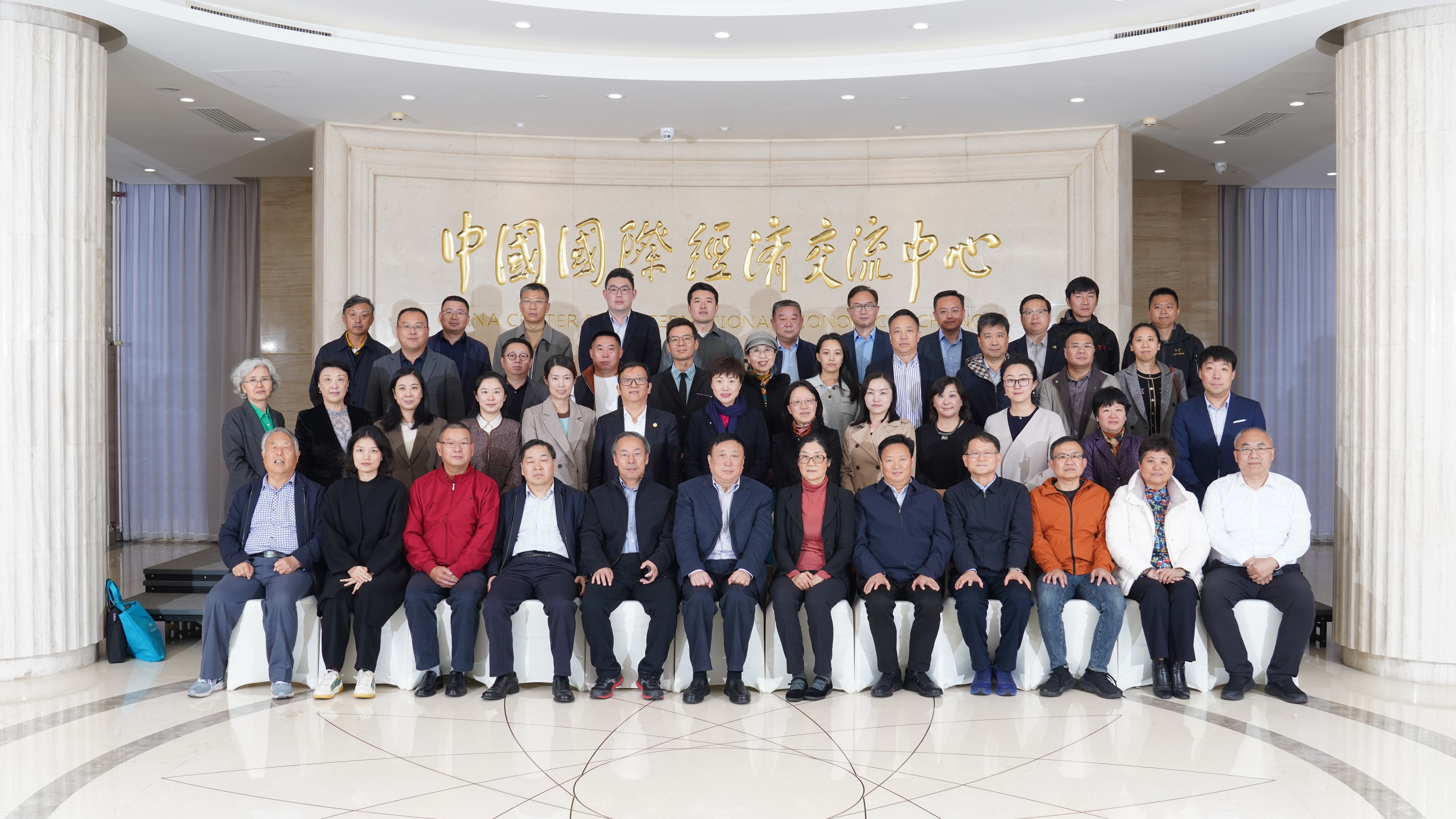 养老产业爆发前夜：2030年中国银发经济万亿市场布局指南(含政策红利)_保险有温度,人保护你周全