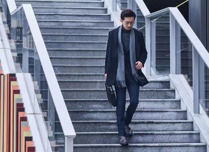 从“皱皱巴巴”到“平整如新”，衣物护理机如何成为你的“形象救星”？_人保车险,人保有温度