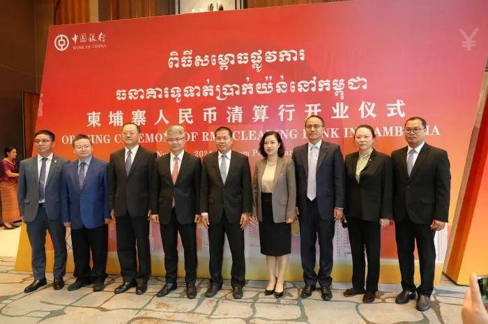 首批加征145%关税货物抵美，美国港口一片冷清！商品贵了，特朗普喊话：少买点！可以暂时不用交关税，这种操作大火……