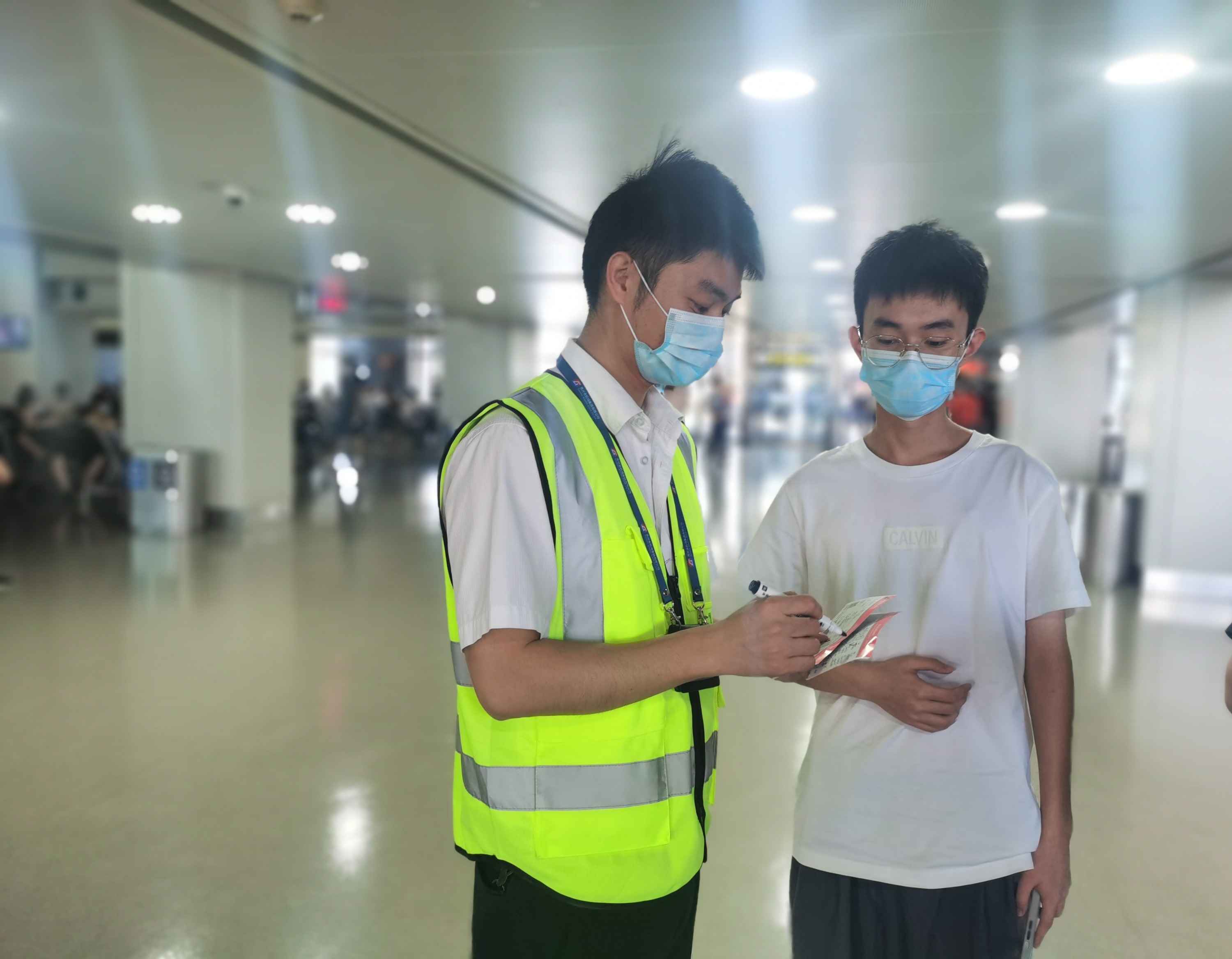 人保财险 ,拥有“如意行”驾乘险，出行更顺畅！_2025年电商平台行业现状及市场竞争剖析：得物6120个品牌年销售额翻倍