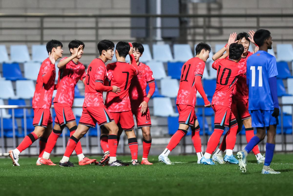 4连板共创草坪：国内相关足球体育赛事的举办对公司经营活动和经营业绩不会产生重大影响