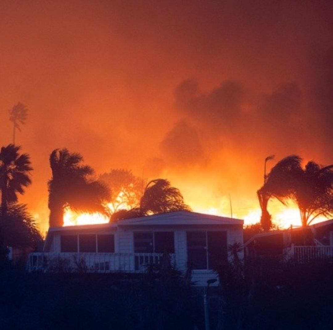 美国加州多地野火蔓延 “福特大火”引发疏散警告