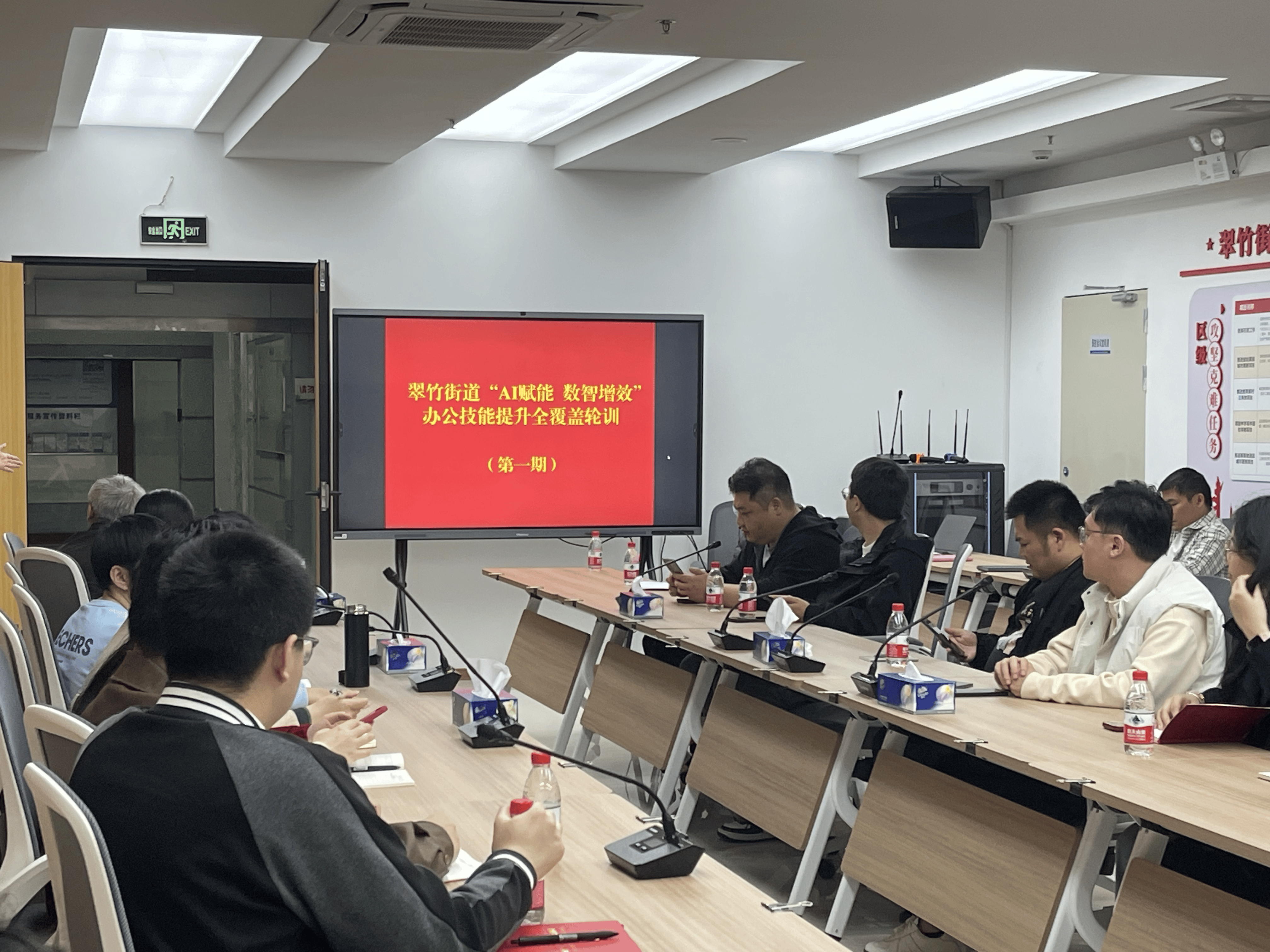 超聚变：推出首个授权接入人民网知识库和AI审校算法的智能政务办公一体机