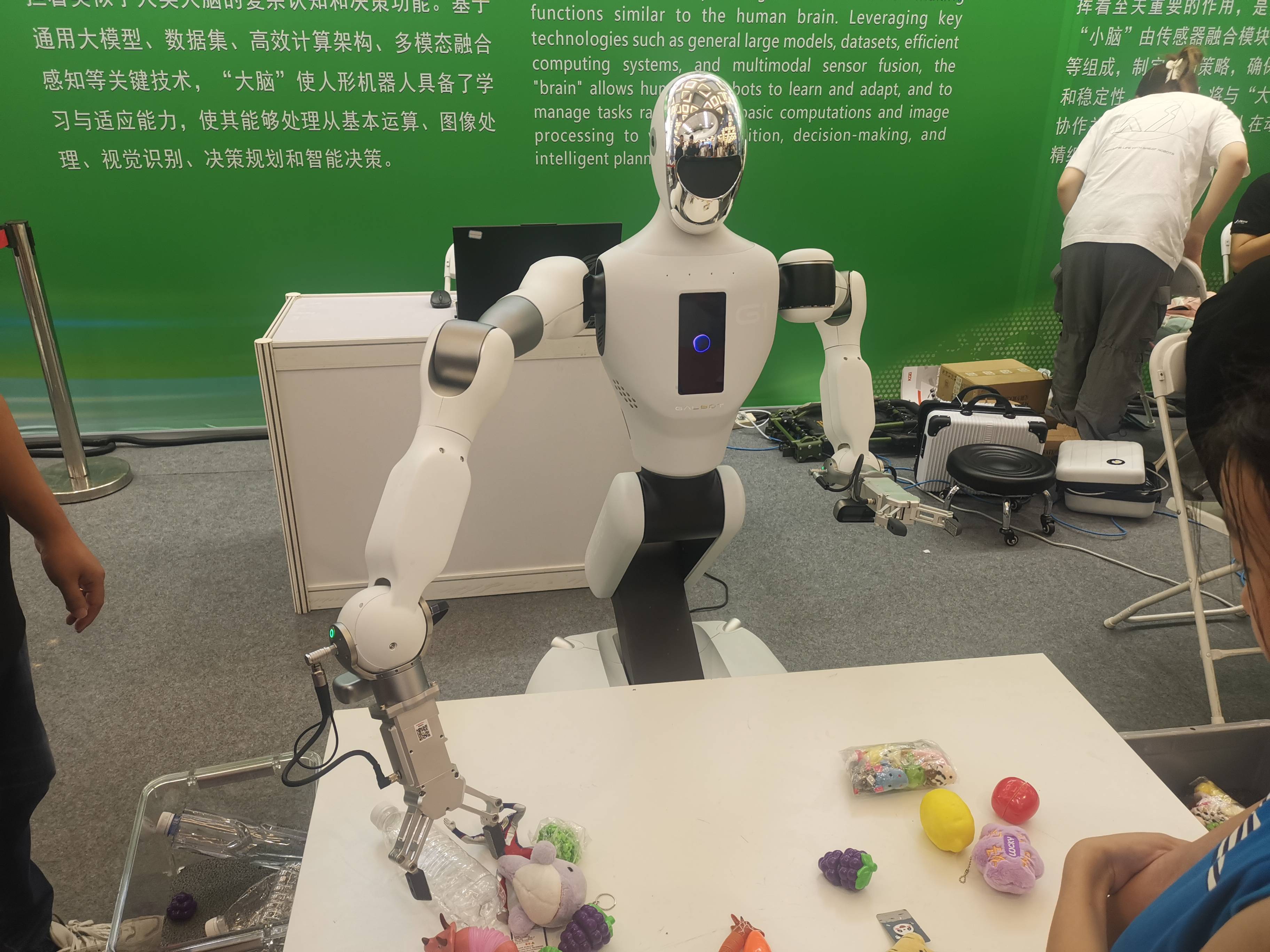 百余支队伍注册参加2025世界人形机器人运动会比赛