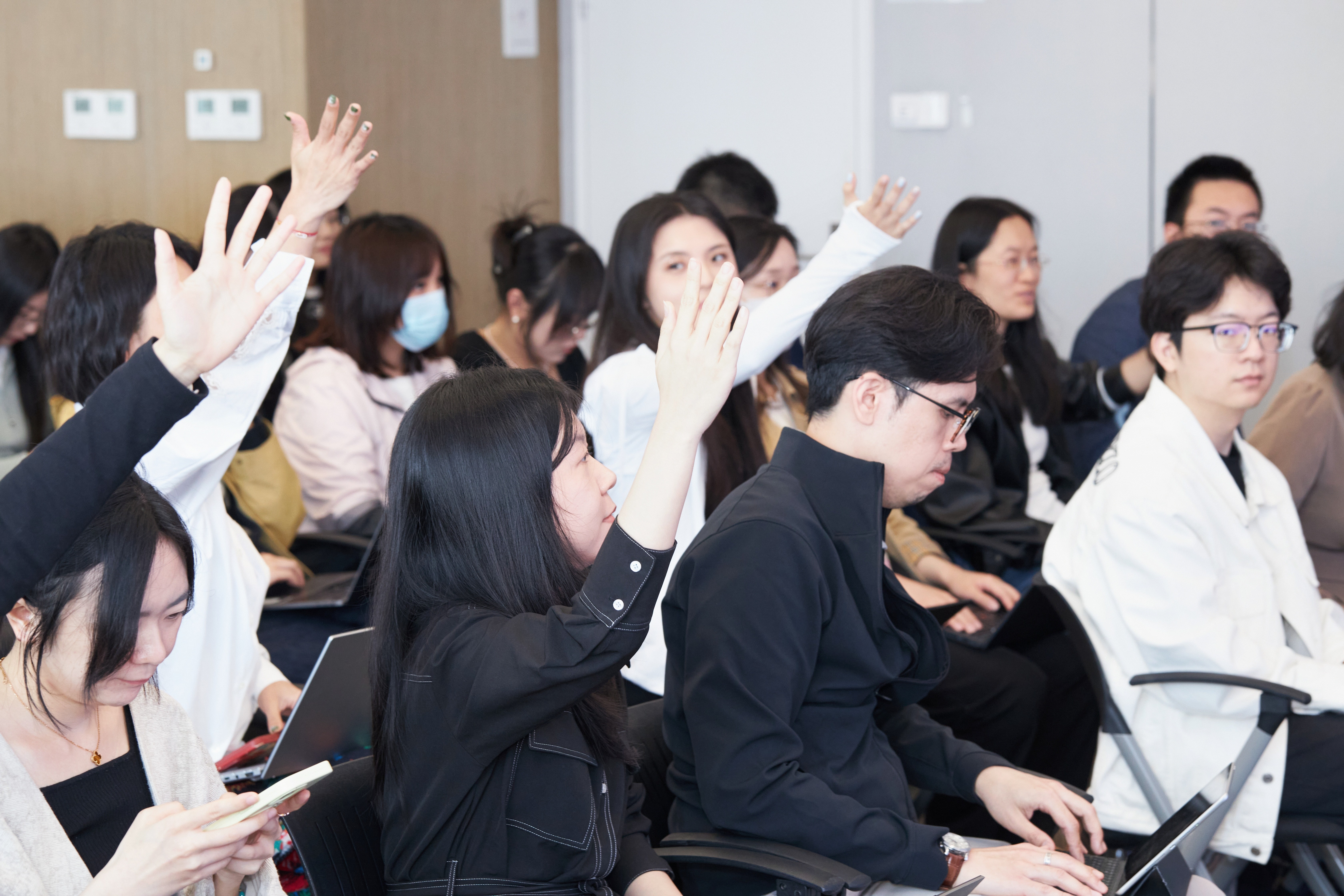 珀莱雅在海南新设投资公司