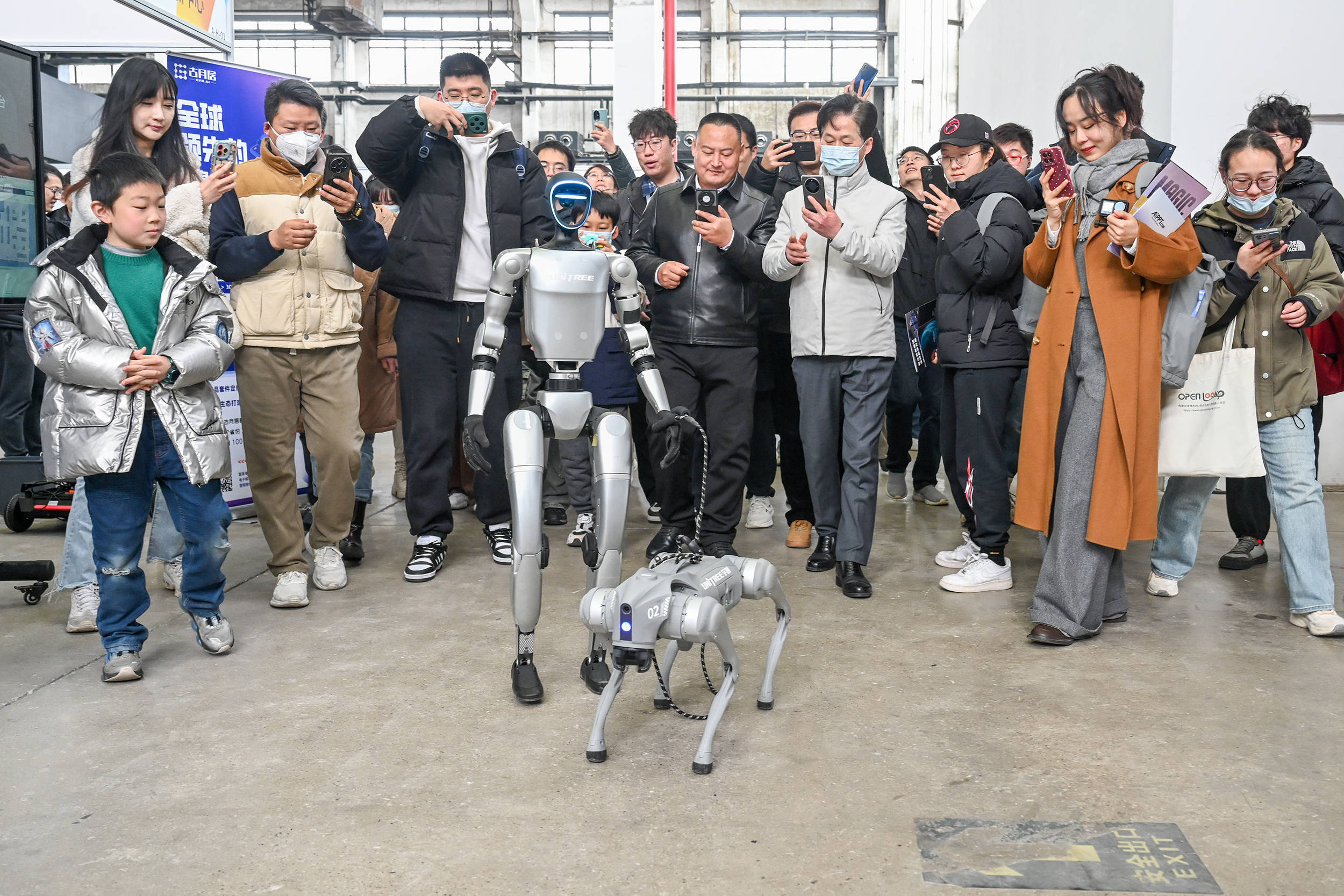 会销售、能巡逻，机器人还能干些啥