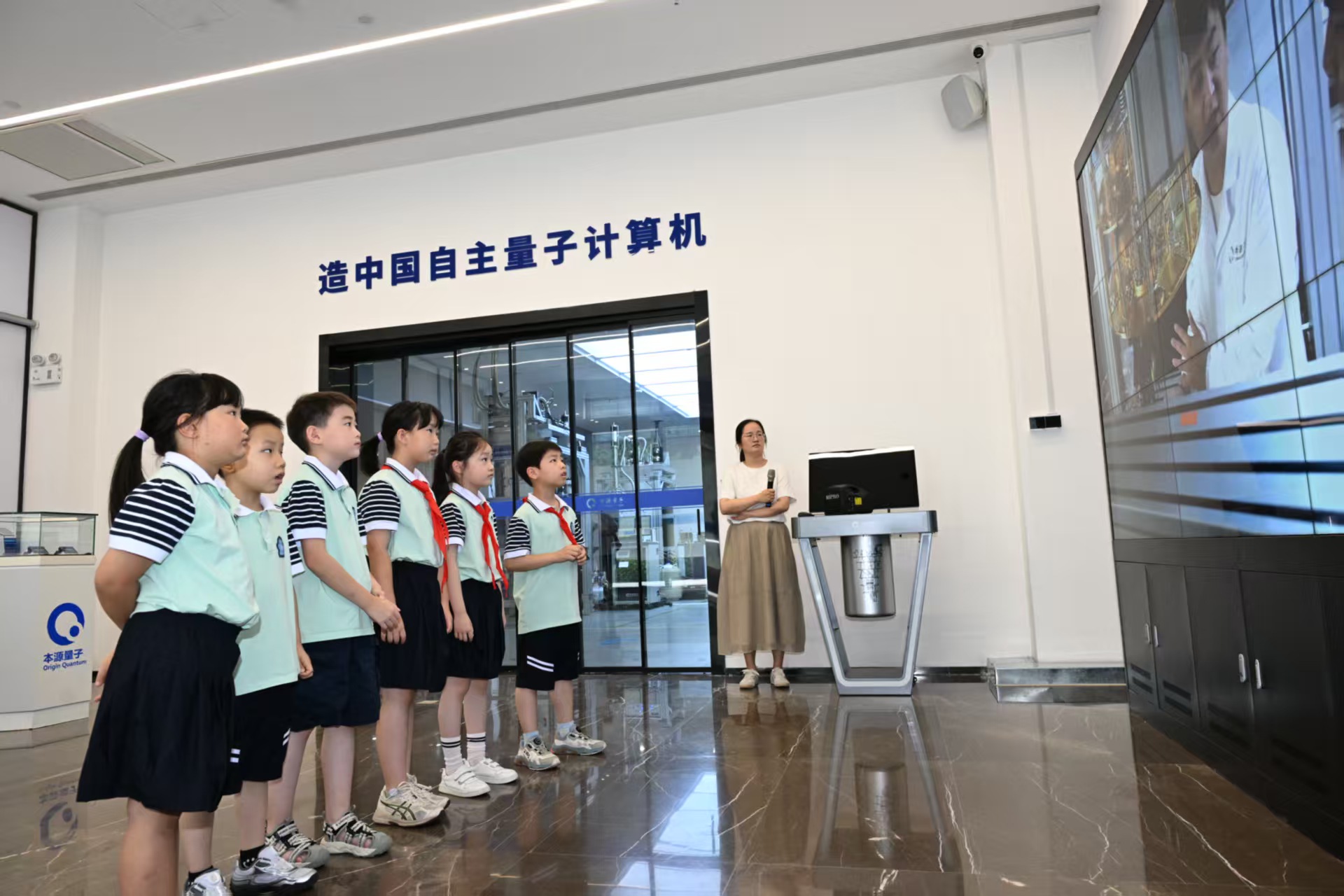 我国科学家在百比特量子芯片上实现新奇量子物态