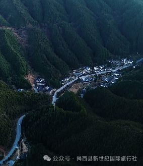 (走进中国乡村)从废弃矿区到“天上宫阙” 江西“仙侠山谷”引客来