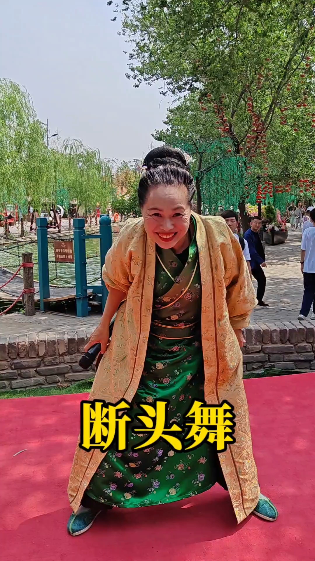 不靠名胜!开封万岁山用2000名“戏精”造了一座“情绪富矿”,半年入6亿