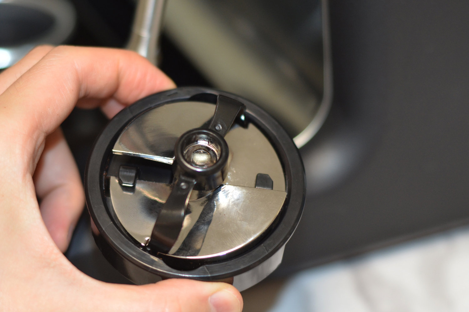 比依股份获得发明专利授权：“一种自锁检测式咖啡机豆仓系统”