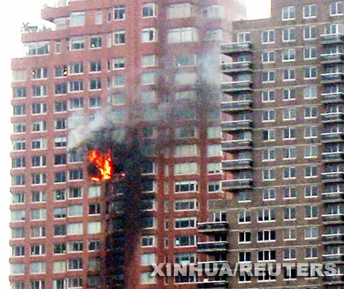 美国纽约一高层公寓楼发生燃气爆炸部分倒塌