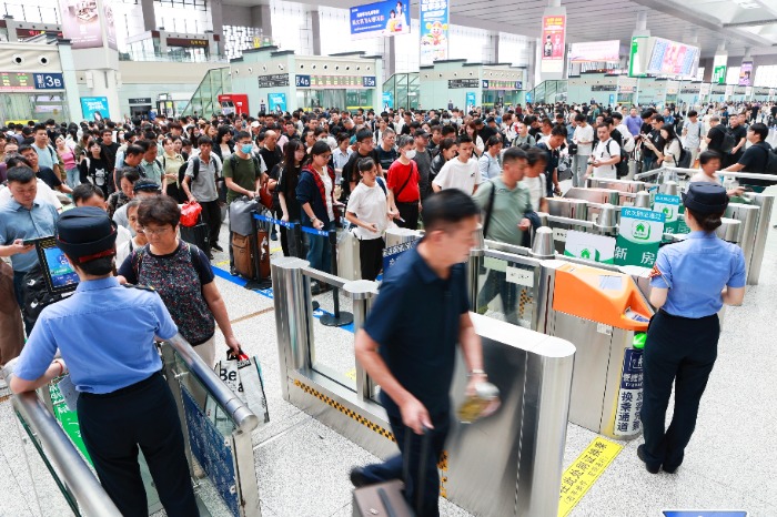 国庆首日高原铁路发送旅客10.2万人次 创历史新高