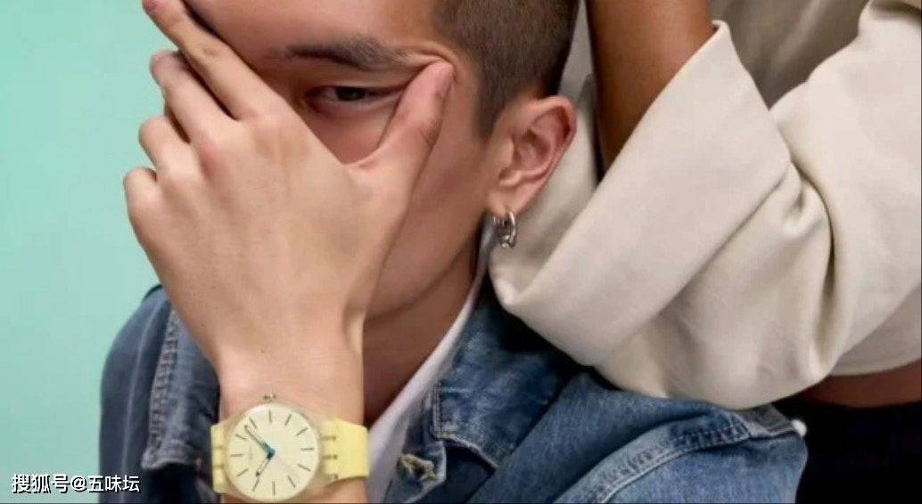 Swatch官方为“眯眯眼模特”致歉!集团近4年在中国营收超880亿元,但去年暴跌30%,仍是最大收入来源