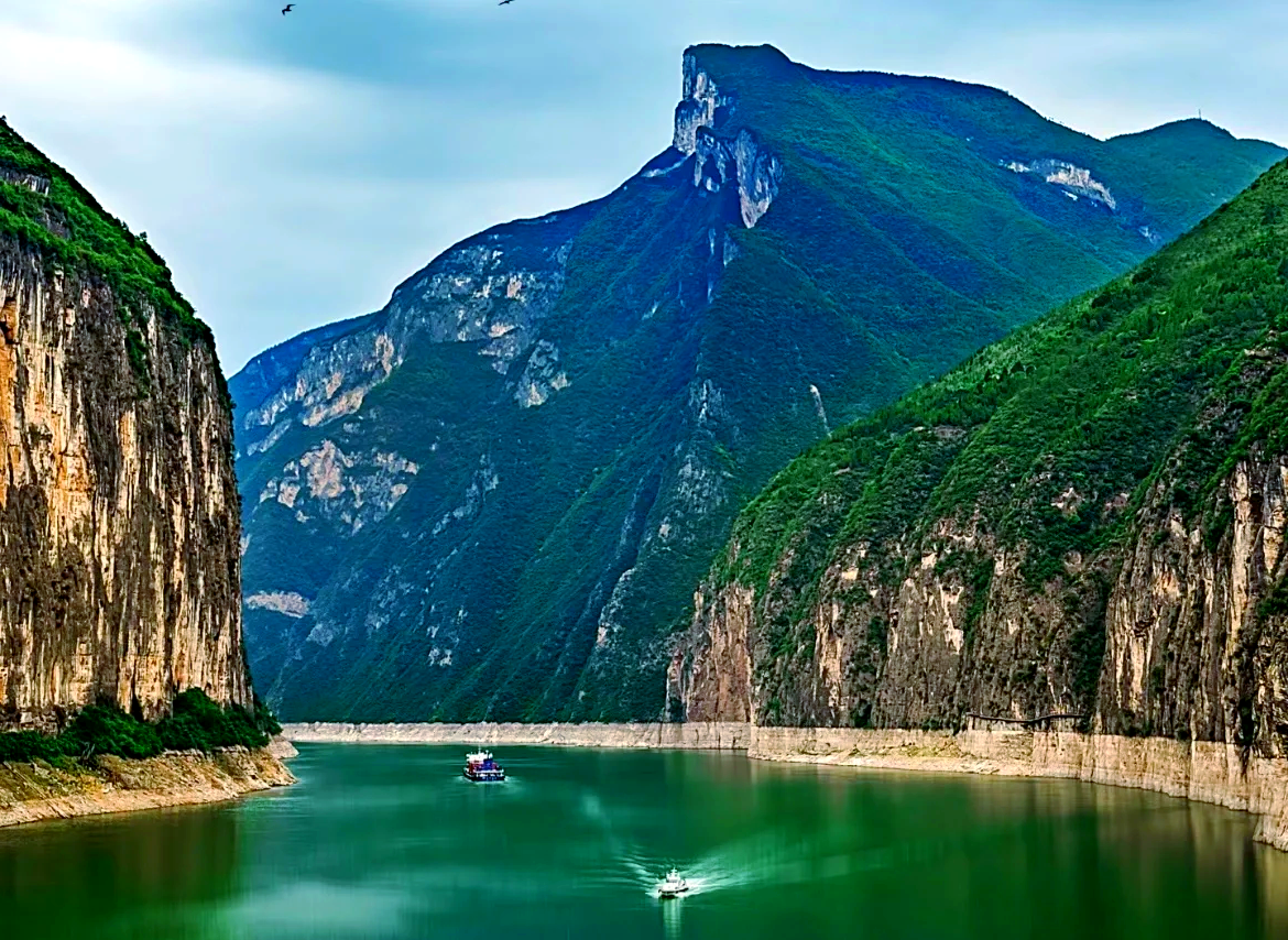 国庆假期三峡库区沿江小镇人气旺