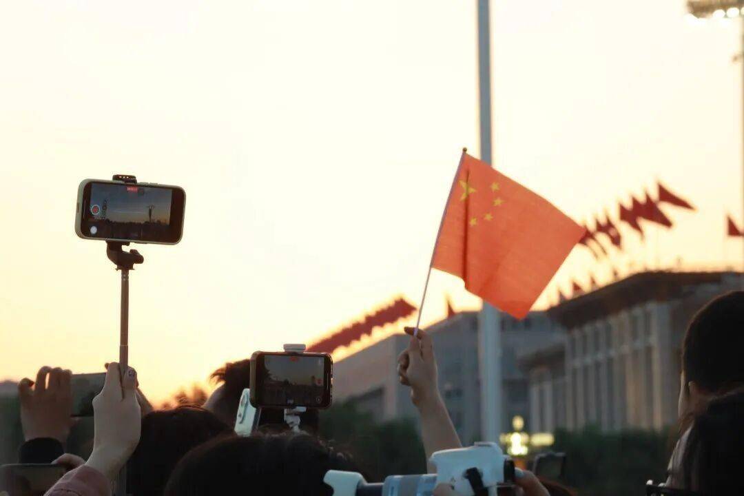 祝福祖国！五星红旗在天安门广场冉冉升起