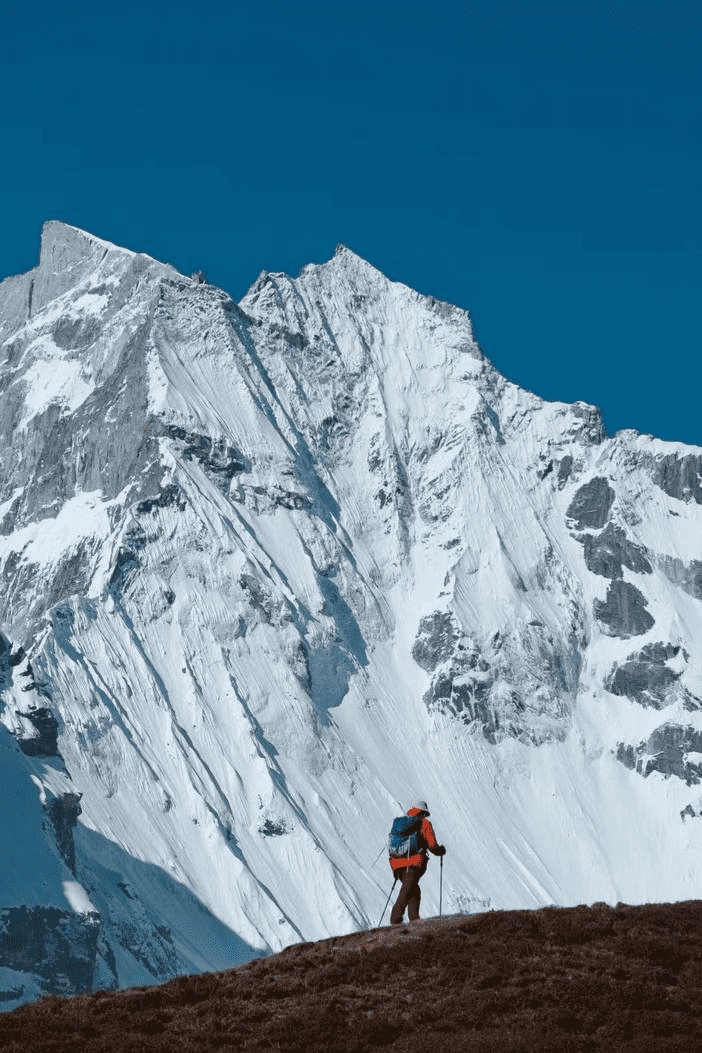 对话亲历者丨珠峰暴雪救援再进一步：嘎玛沟300多游客脱困，徒步者冲锋衣结冰，救援力量如何突破重重困难