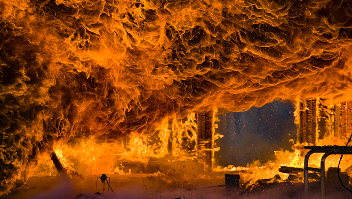 印度西部一客车起火已致20人死亡