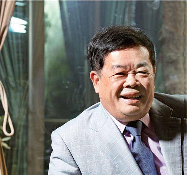 福耀玻璃：曹德旺申请辞去董事长职务 其子曹晖接棒