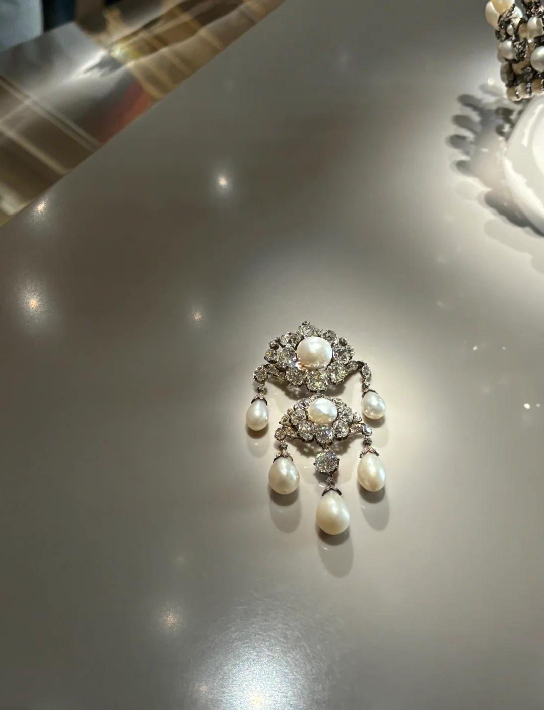 法国卢浮宫多件珠宝失窃