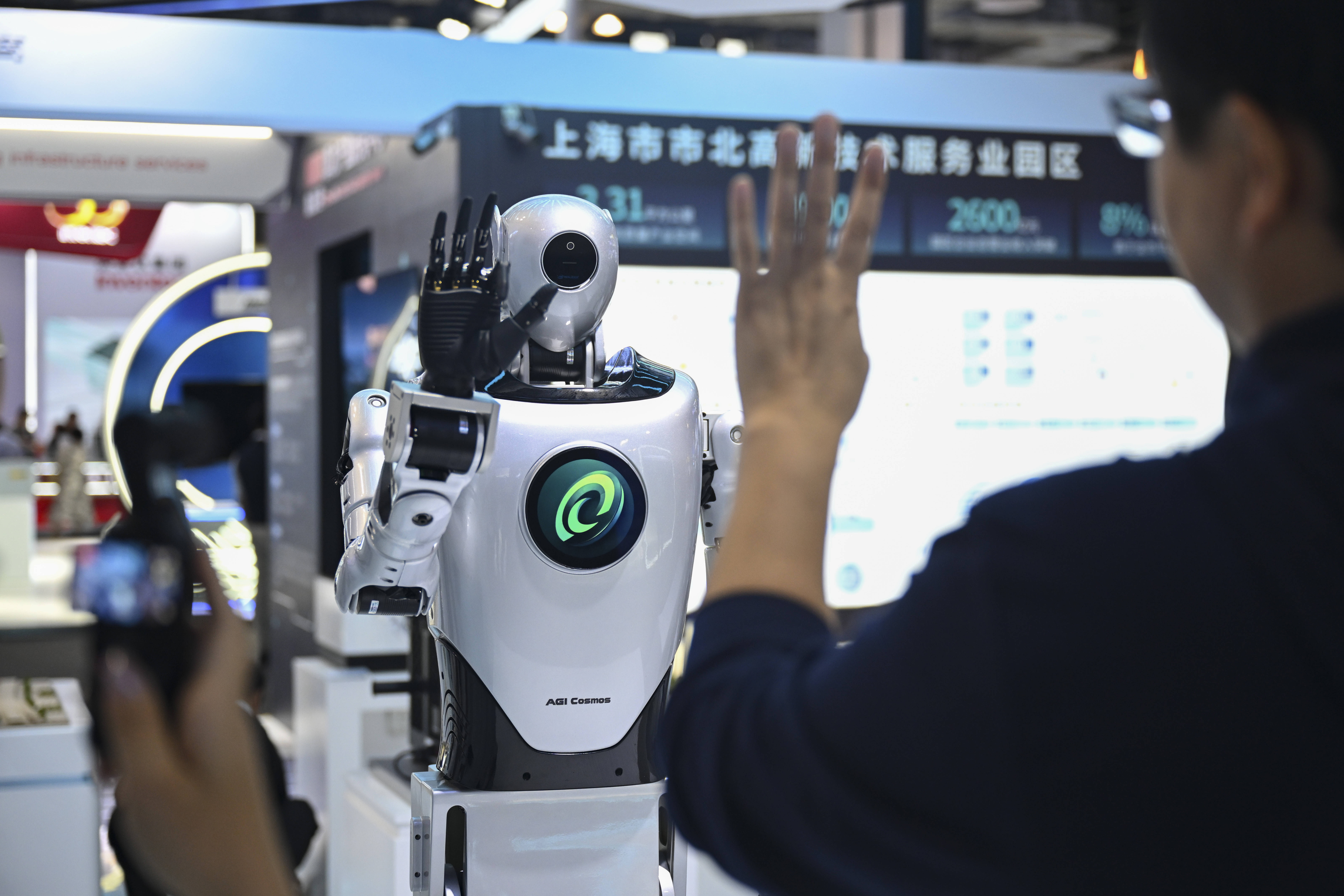 2025上海机器人应用行业:从“制造工具”到“城市智能体”_人保服务,人保护你周全