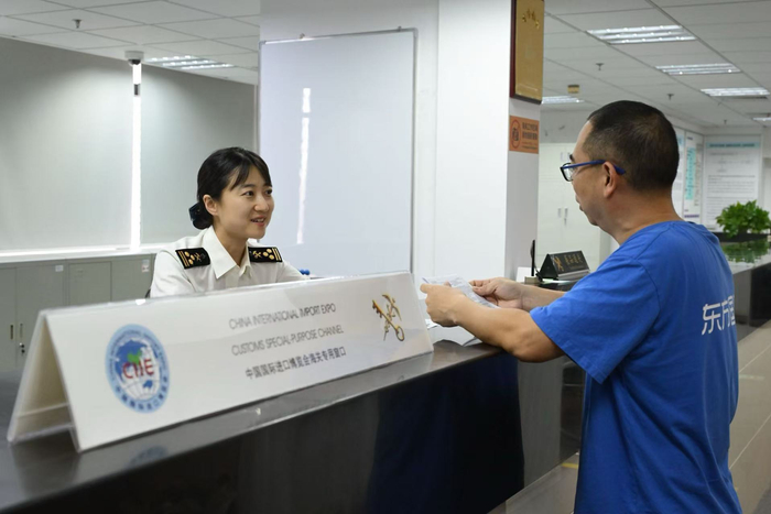 第八届进博会首批展品进馆