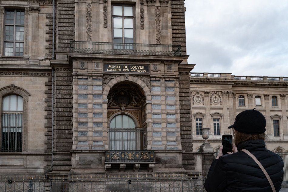 法国卢浮宫盗窃案被捕嫌犯“部分认罪” 被盗珠宝仍未寻回