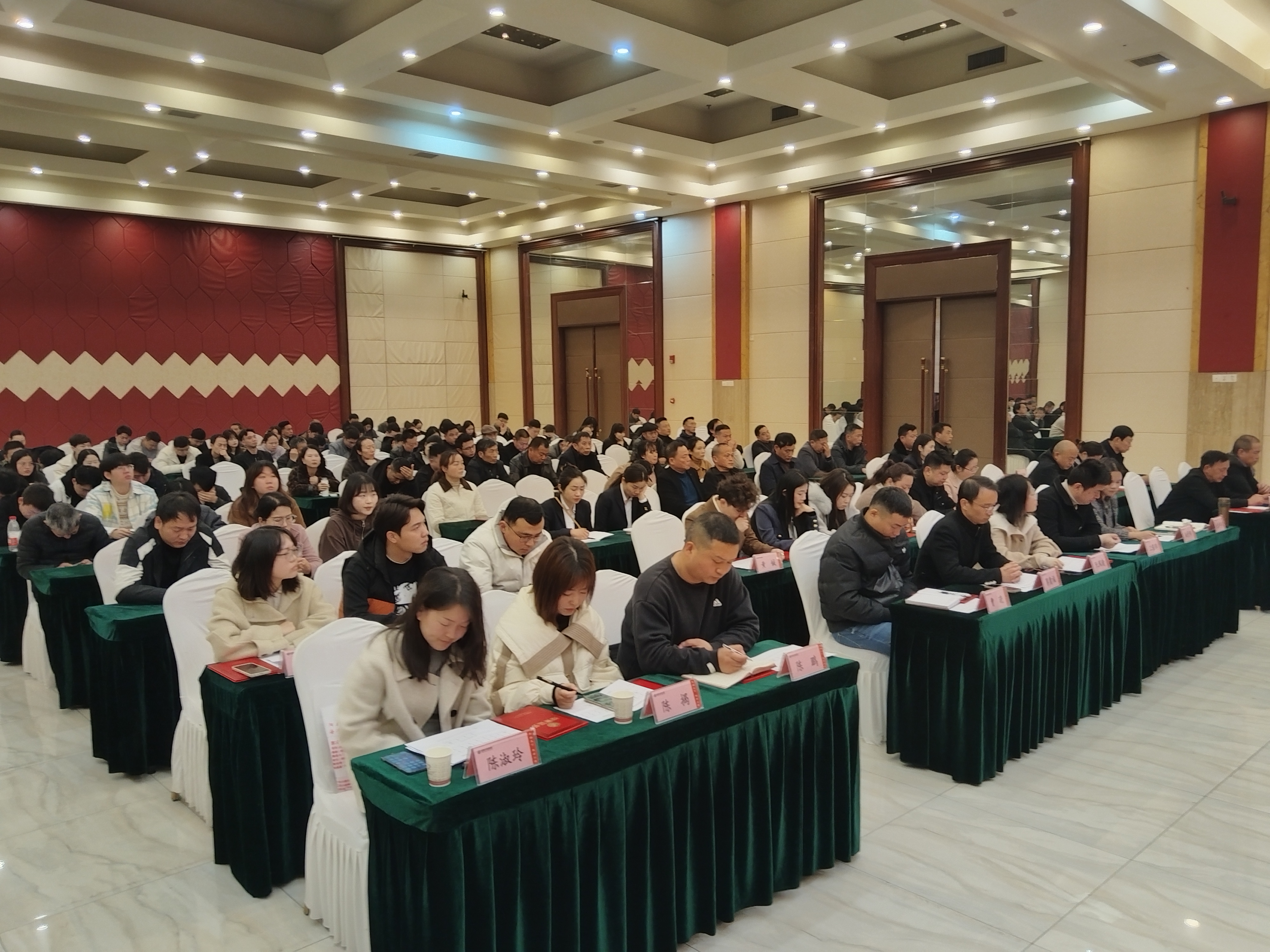 中新集团:10月31日召开董事会会议