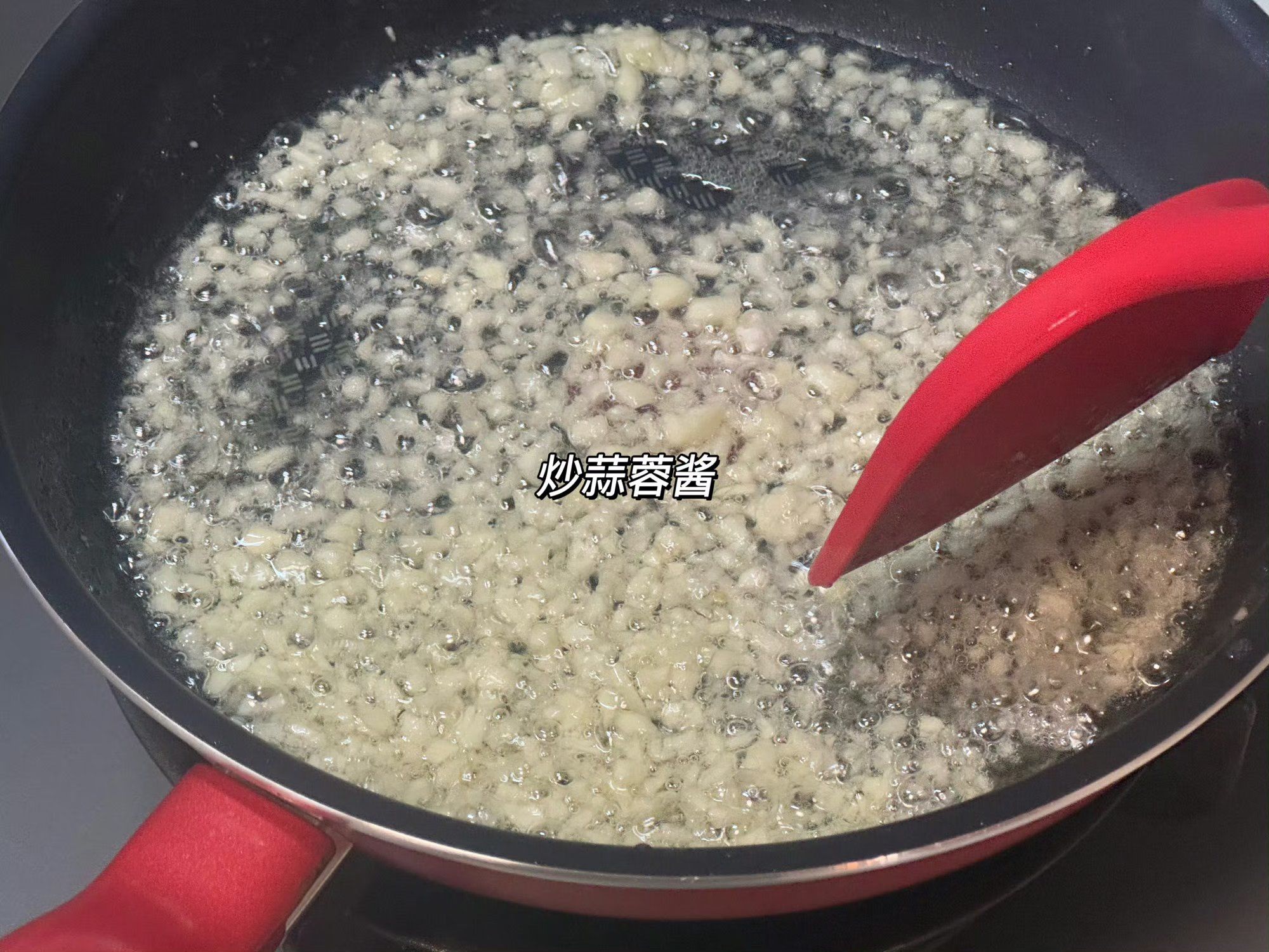 学校食堂卖帝王蟹引发关注 校方:已对现有菜式进行调整