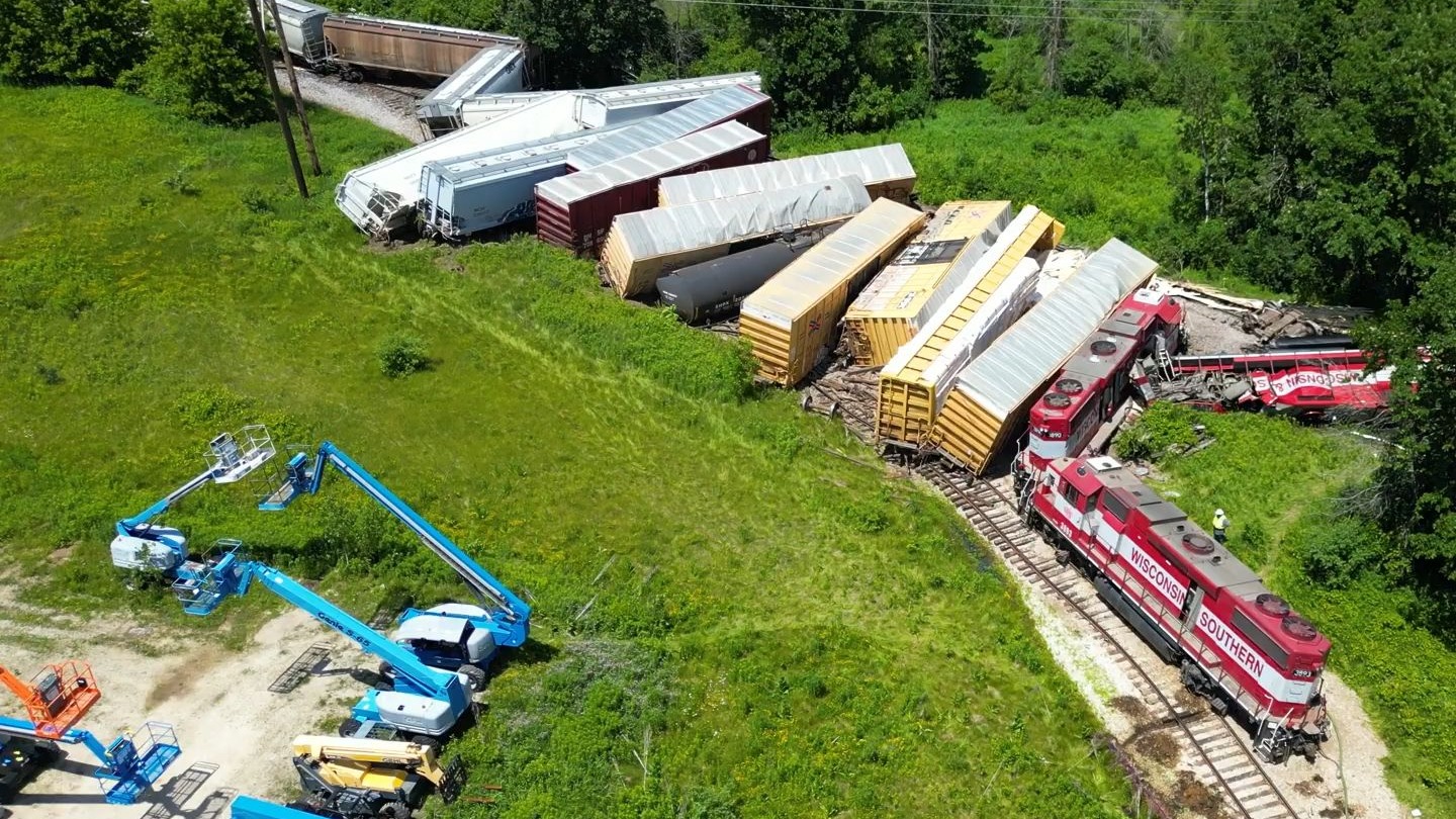 俄罗斯发生两起货运列车车厢脱轨事故