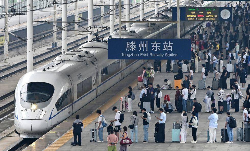 前10月全国铁路发送旅客39.5亿人次，同比增长6.4%