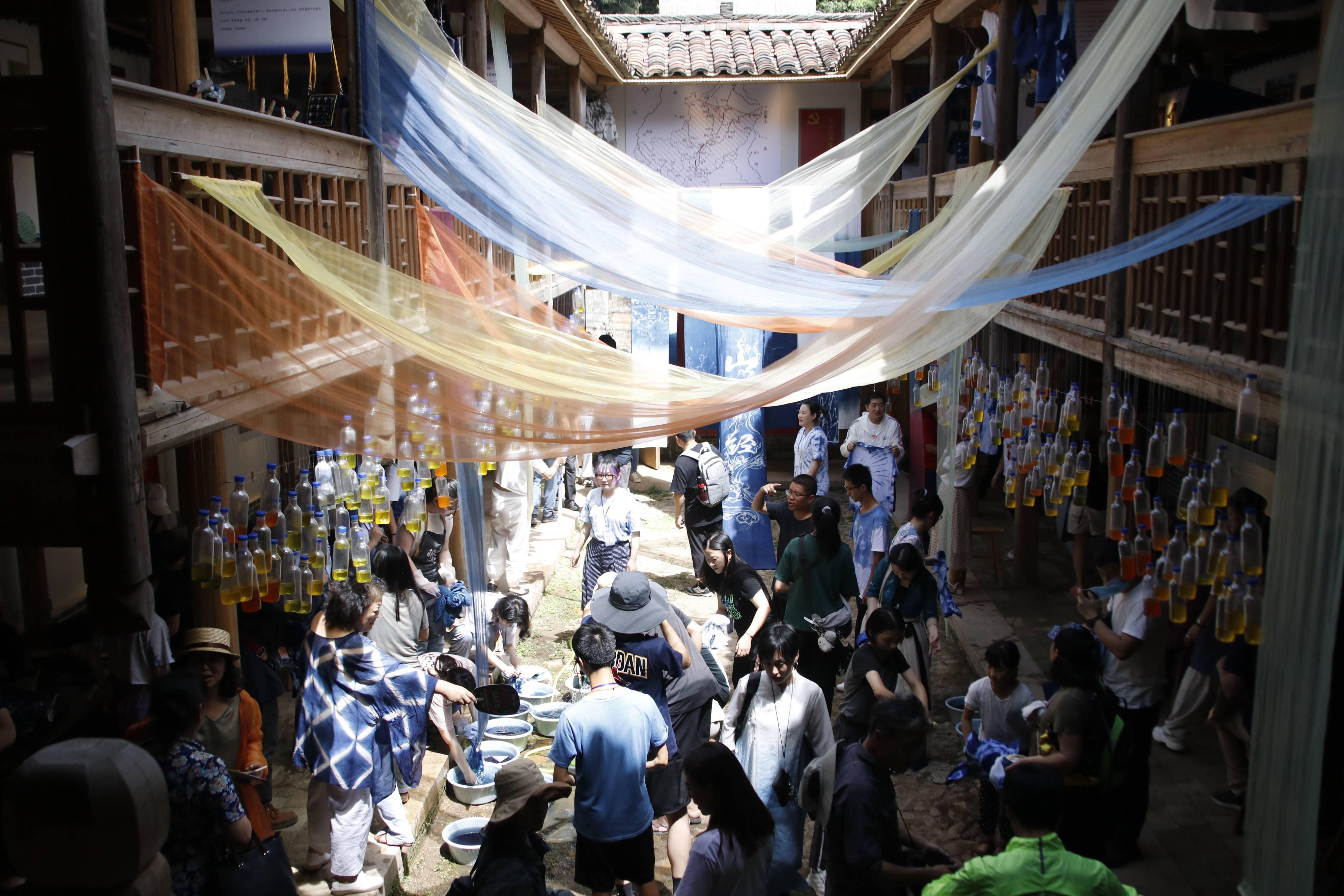 （乡村行・看振兴）“草莓姑娘”返乡记：“00后”新农人跑出“加速度”