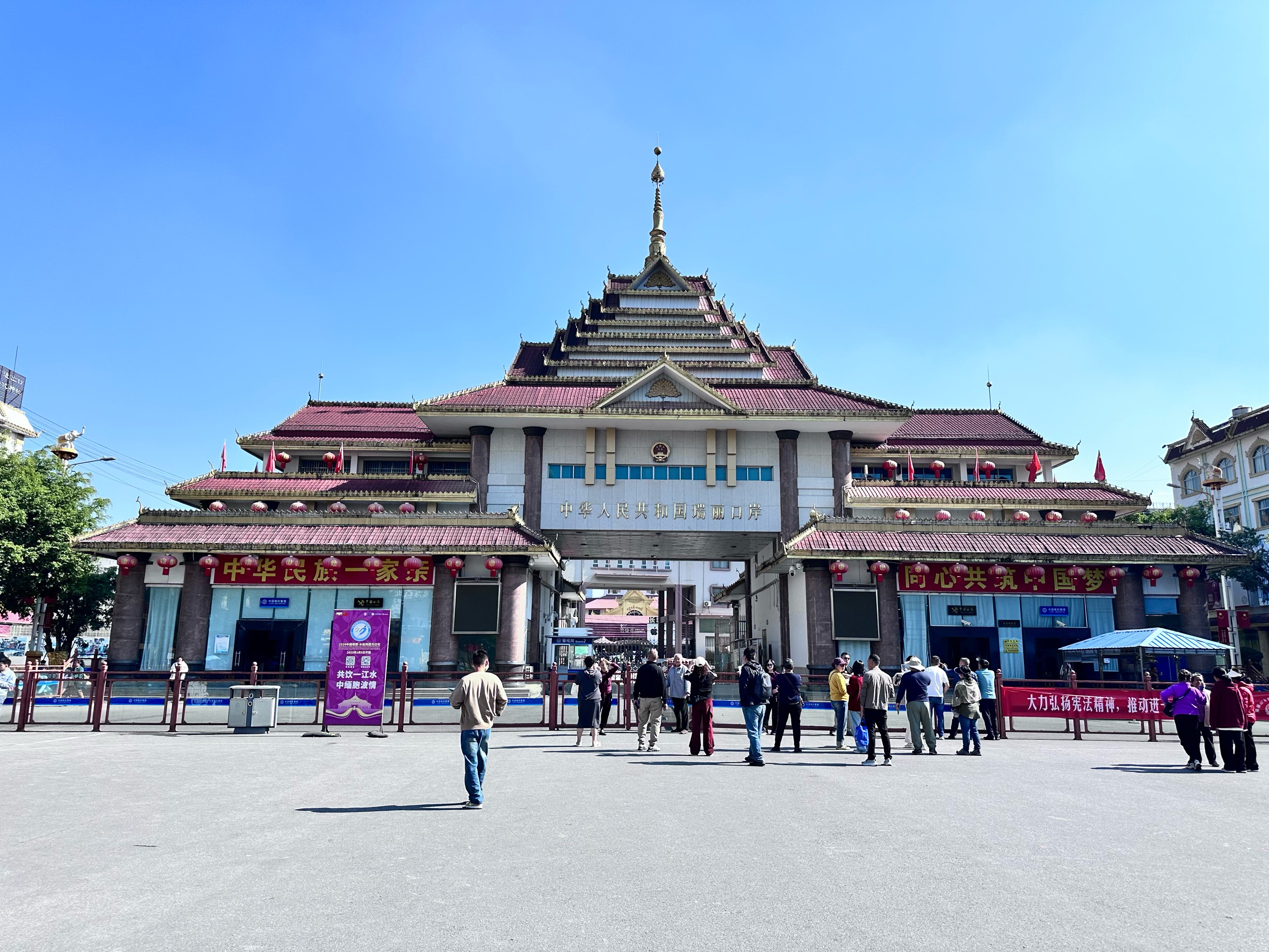 今年以来瑞丽边检站中缅边境验放出入境旅客突破500万人次