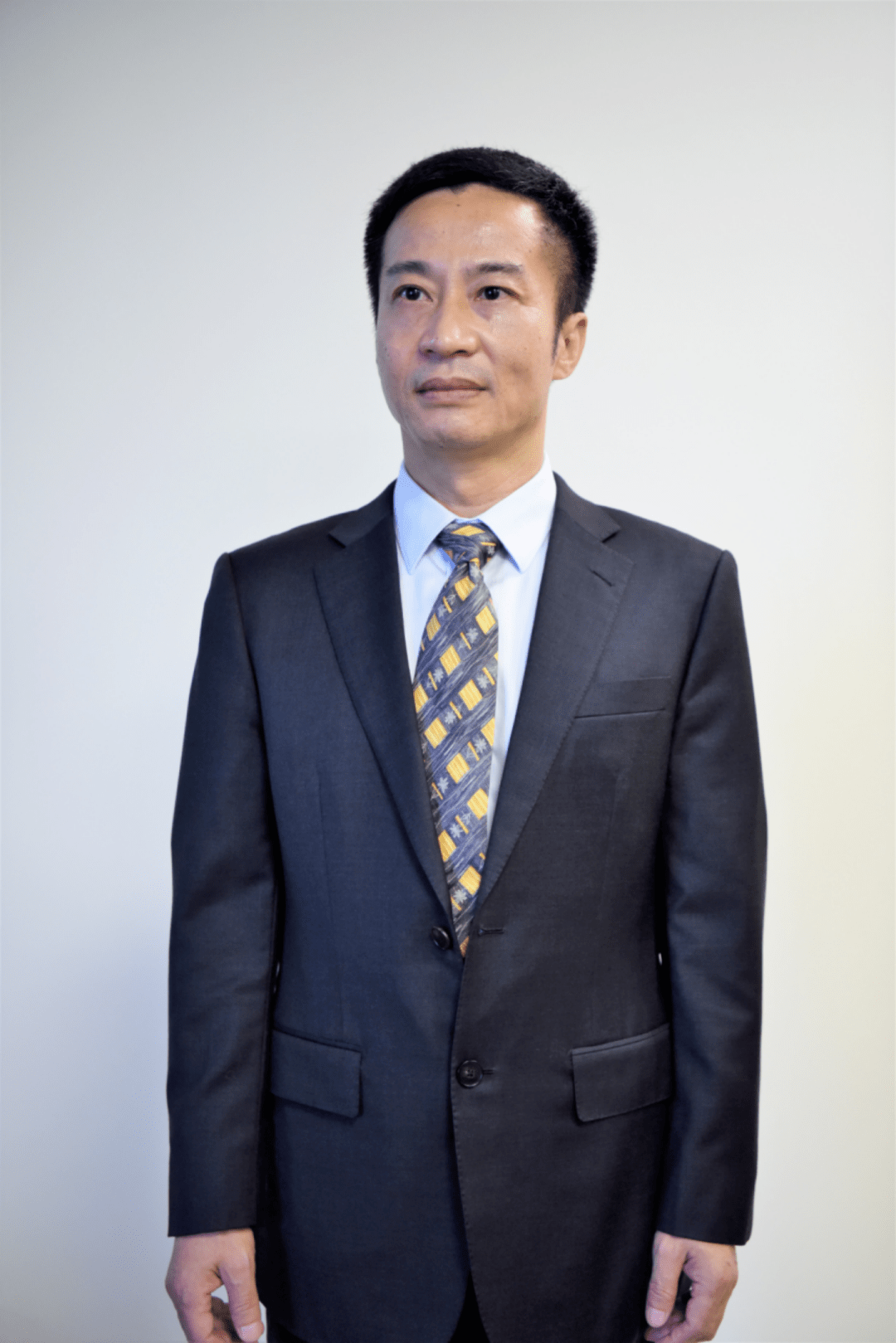 上市公司出售75套房产，预计亏损近2000万元，董事长上个月辞职