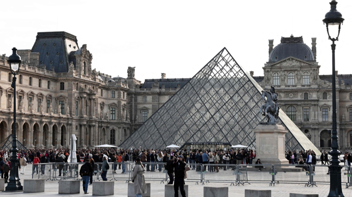法国卢浮宫盗窃案调查报告:重大安保漏洞致嫌犯得手