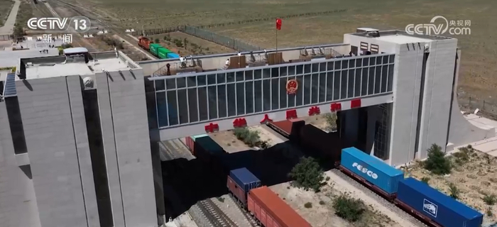 前11月中国国家铁路发送货物37.27亿吨 同比增2.7%