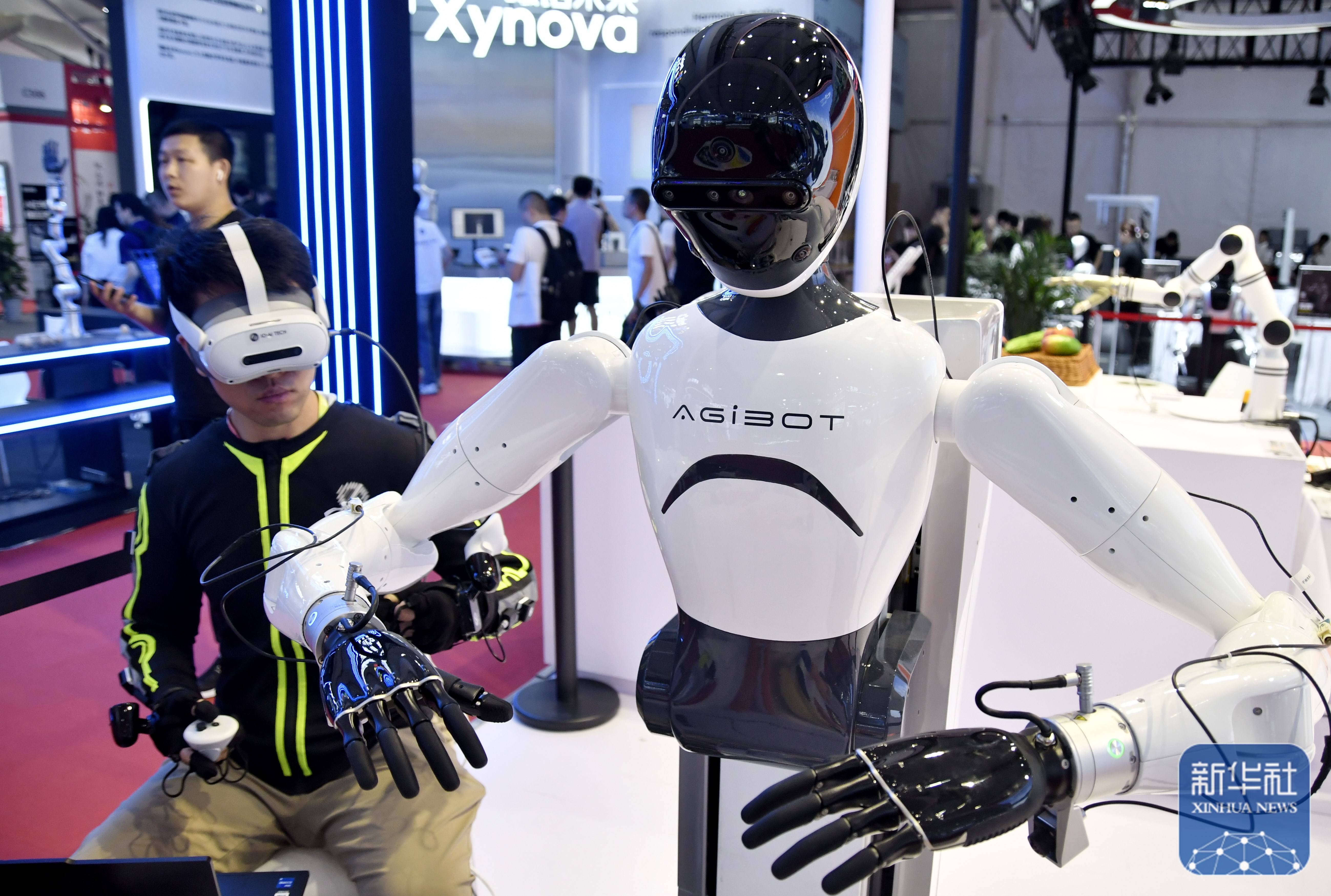 机器人的新工作——2025年人形机器人从“上舞台”到“下工厂”