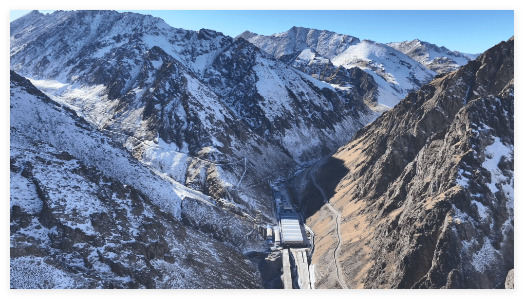 新疆乌尉高速通车 穿越天山仅需约20分钟