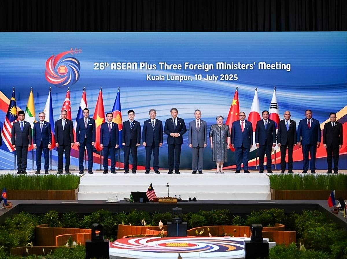 特朗普称将对加拿大乳制品征收250%的对等关税;王毅五问美国;北京全市中小学开展人工智能通识教育;Manus回应官方X账号被冻结丨每经早参