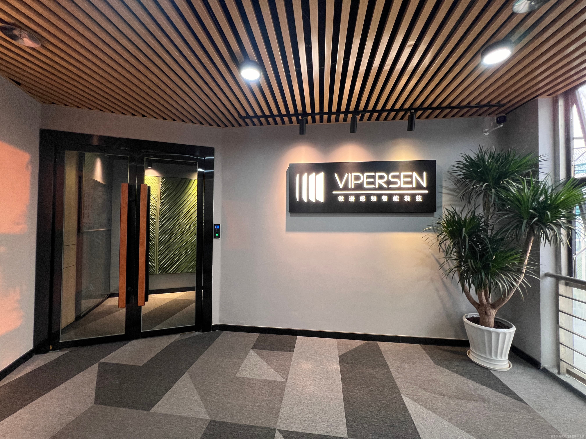 智微智能董事郭旭辉个人名下持股减少11万股，涉及金额526.02万元