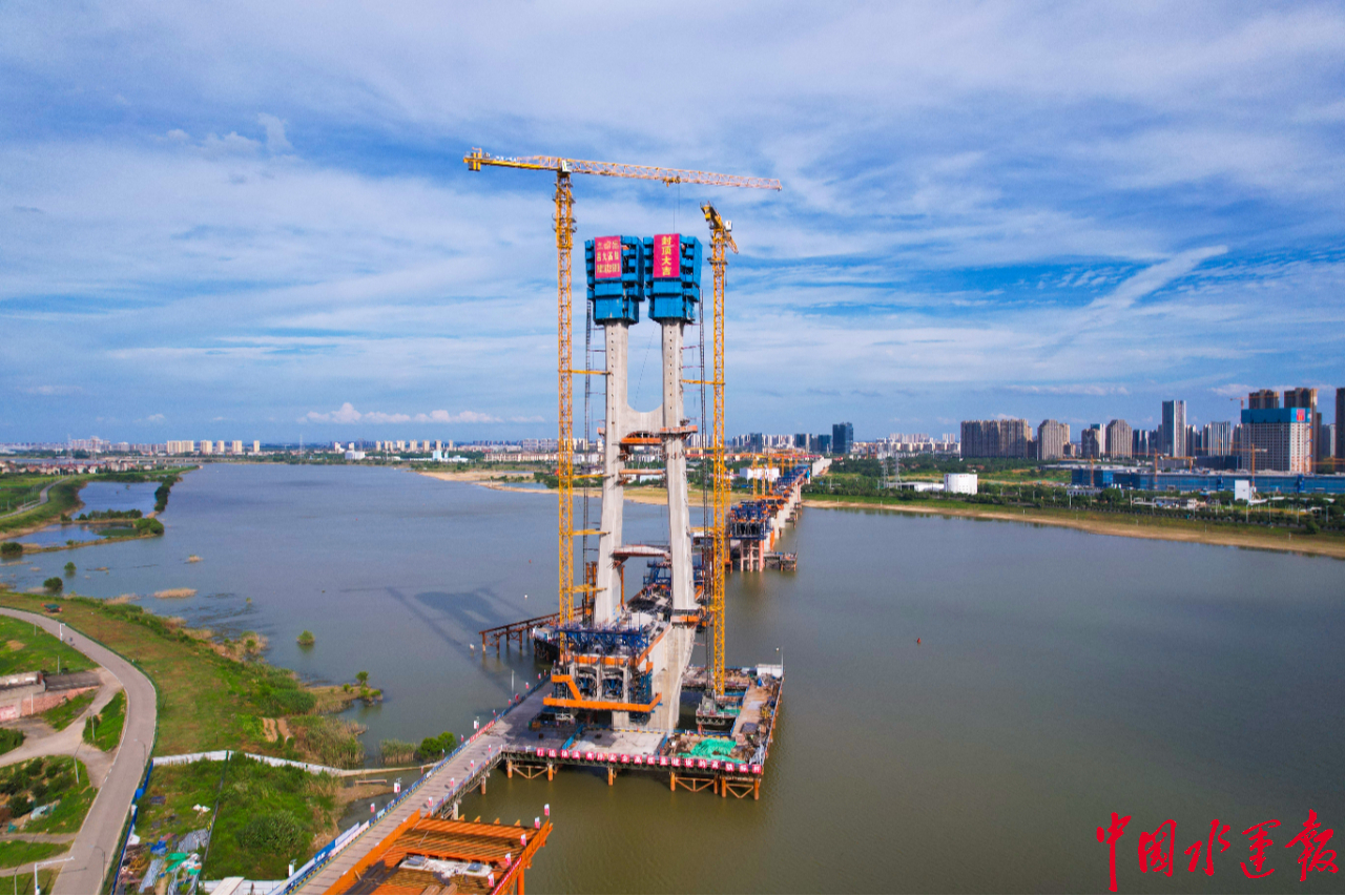 深江铁路洪奇沥水道公铁大桥主塔全部封顶