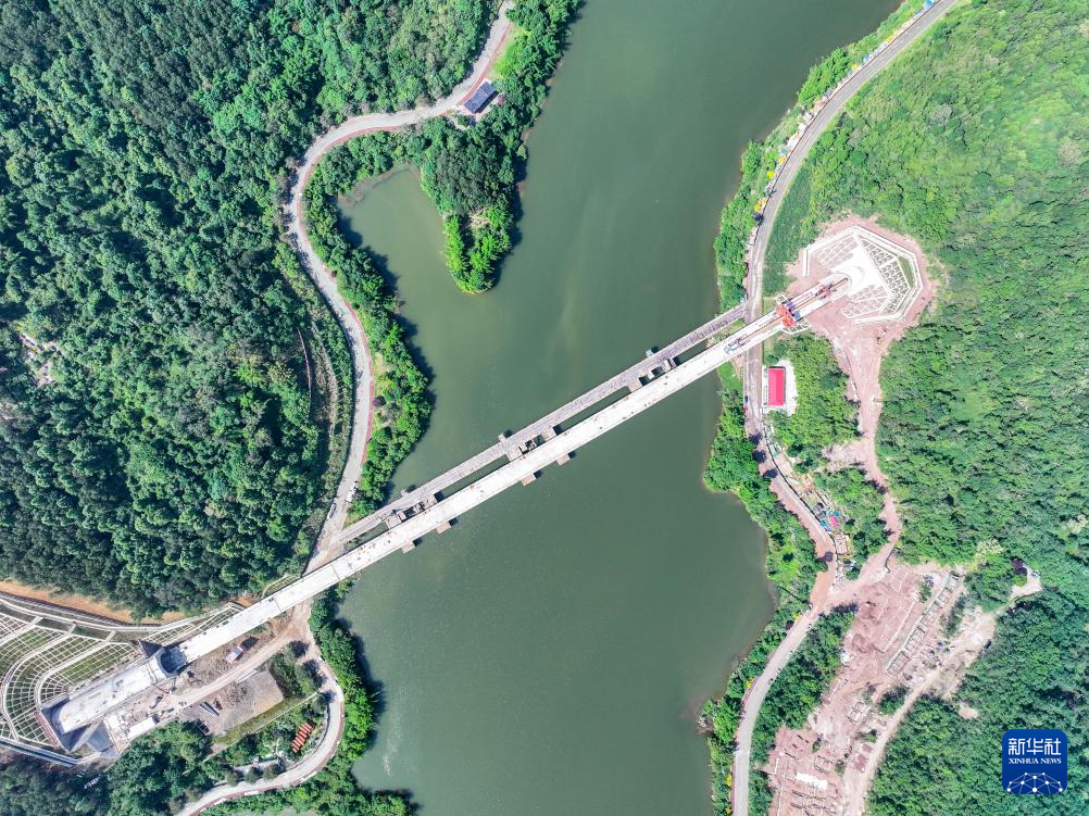 成渝中线高铁人和隧道顺利贯通