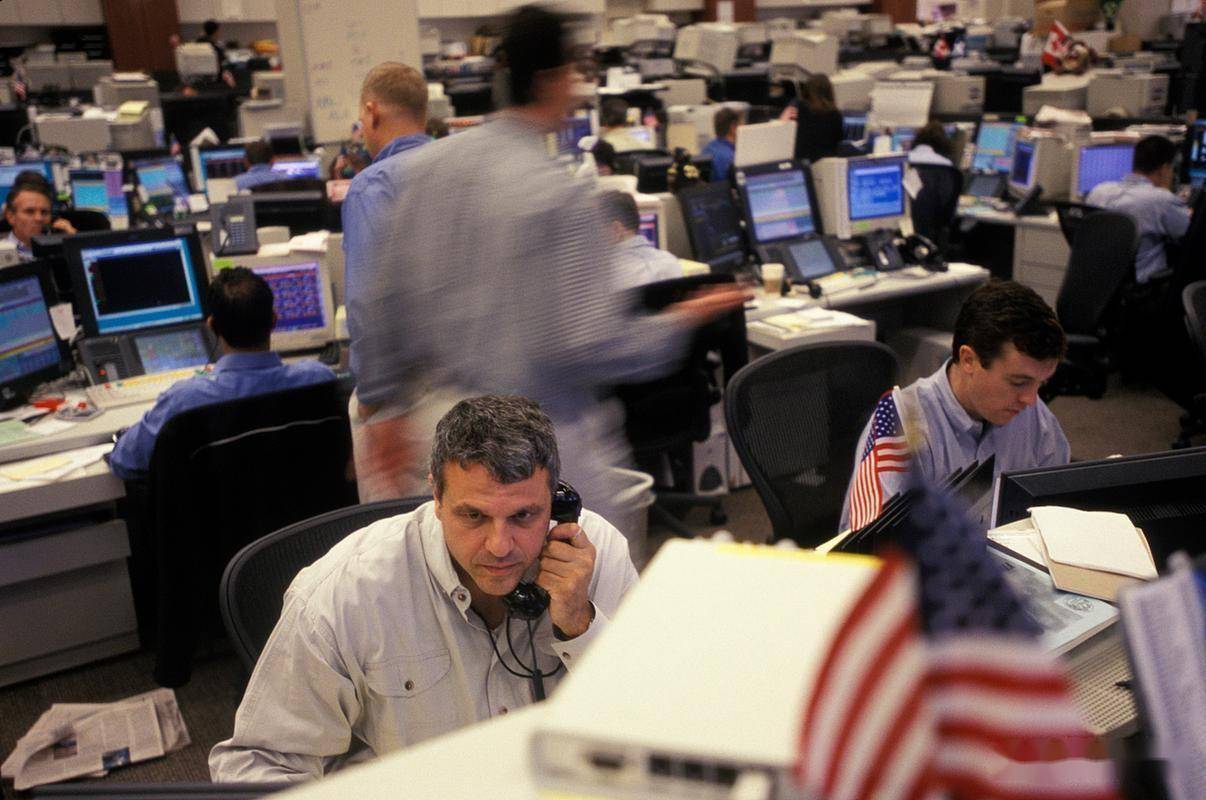 “特朗普全天都在听简报”！超级风暴来袭，覆盖大半个美国，气温或低至-46℃，华盛顿进入紧急状态！民众狂囤物资，超市货架被抢空