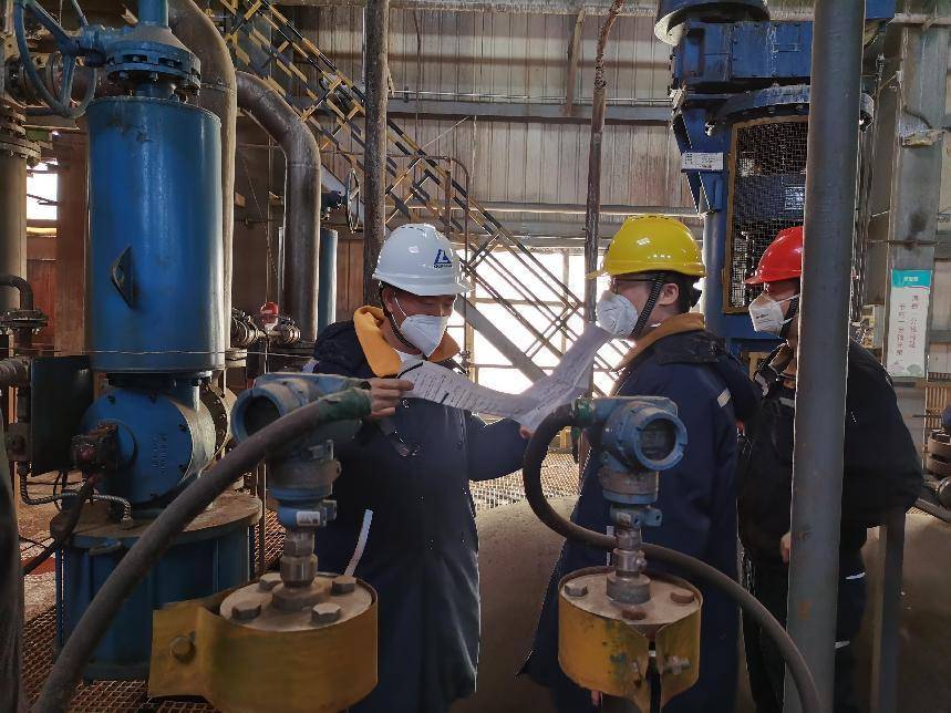 驰宏锌锗：公司拟以自有资金对呼伦贝尔驰宏增资人民币33亿元