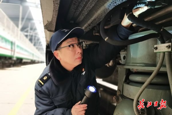 (新春走基层)武汉“动车医生”:毫厘之间护航春运归途